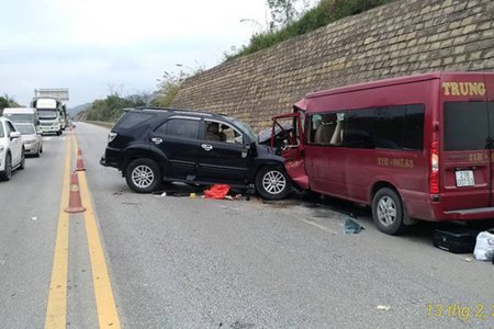 Xe khách đâm xe 7 chỗ trên cao tốc Nội Bài -Lào Cai, 9 người bị thương