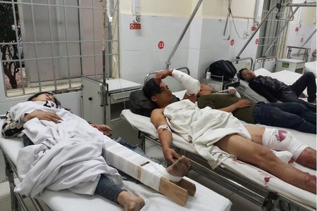 Ôtô giường nằm lao vào nhà dân hàng chục hành khách nhập viện