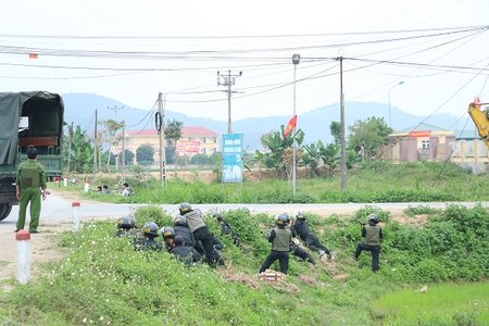 Triệt phá, vây bắt nhóm đối tượng ôm súng cố thủ trên xe ở Hà Tĩnh