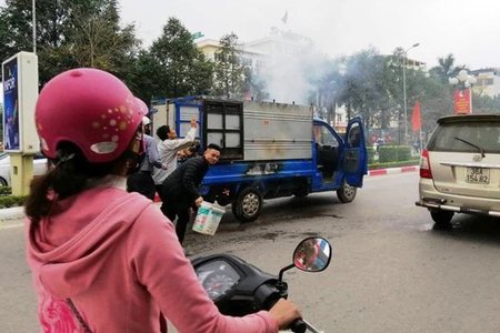 Cận ngày Tết xe tải chở nồi bánh chưng bốc cháy trên phố
