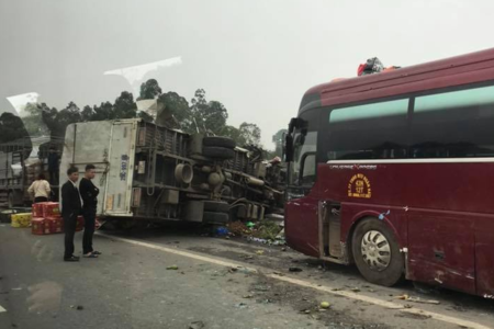 Ô tô chở khách về quê ăn Tết gặp nạn trên cao tốc Hà Nội - Lào Cai