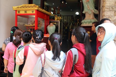 Dân Sài Gòn xin quẻ ngôi chùa đầu tiên Việt Nam áp dụng công nghệ 4.0