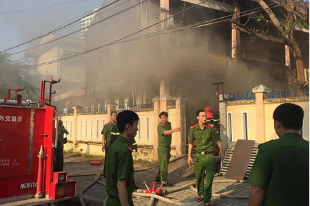 Đà Nẵng: Cháy cạnh trường học, hàng trăm học sinh hoảng hốt sơ tán