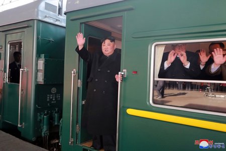 Chủ tịch Triều Tiên Kim Jong-un khởi hành tới Hà Nội