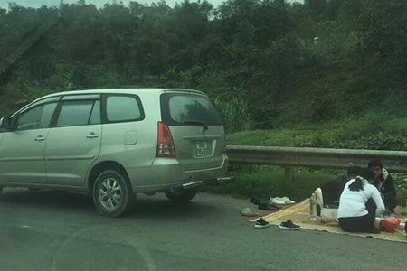 Ô tô dừng đỗ 'mở tiệc' trên cao tốc Nội Bài - Lào Cai