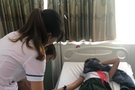 Quảng Nam: 16 học sinh nhập viện nguy kịch nghi do ngộ độc trà sữa