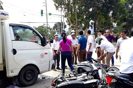 Nghệ An: Ô tô tải đâm hàng loạt xe máy đang đứng chờ đèn đỏ