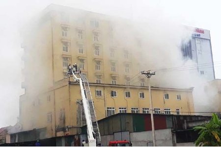 Cháy khách sạn 8 tầng ở Nghệ An, ít nhất 3 người mắc kẹt