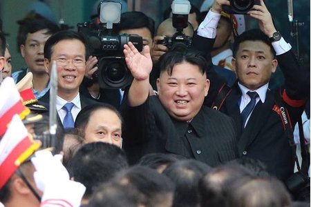 Lên tàu về nước, ông Kim Jong-un chào tạm biệt Việt Nam