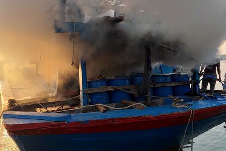 Nổ bình gas khiến cháy tàu cá, 2 người chết, 3 người bị thương