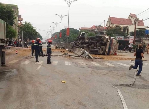 Xe bồn lật nghiêng, hàng ngàn lít xăng tràn lênh láng trên quốc lộ