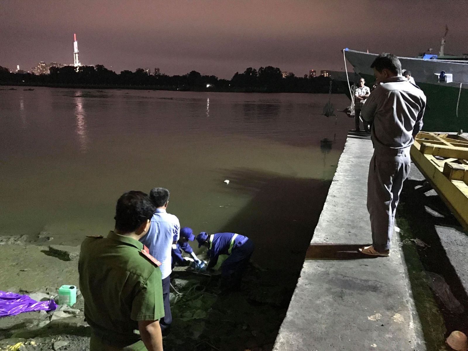 Phát hiện một thi thể nam giới trôi trên sông Sài Gòn