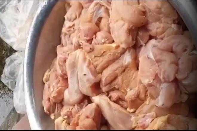 Nhà cung cấp thực phẩm nói gì về 35 kg thịt gà có 'mùi lạ' vào trường Tiểu học Chu Văn An?