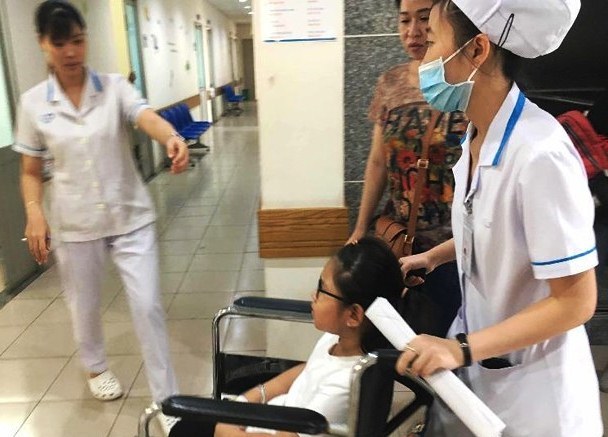 Hơn 60 học sinh Sài Gòn nhập viện sau khi ăn bánh mì cà ri bò