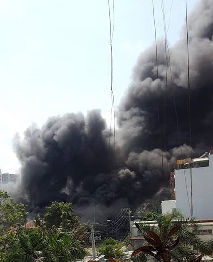 Cháy gara ở Sài Gòn, 7 ôtô bị thiêu rụi