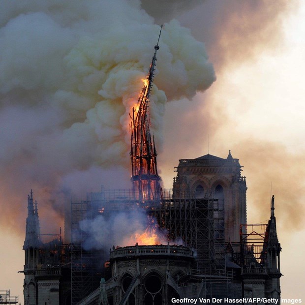 Nhà thờ Đức Bà Paris chìm trong biển lửa