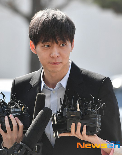 Park Yoo Chun trình diện cảnh sát vì cáo buộc sử dụng ma túy
