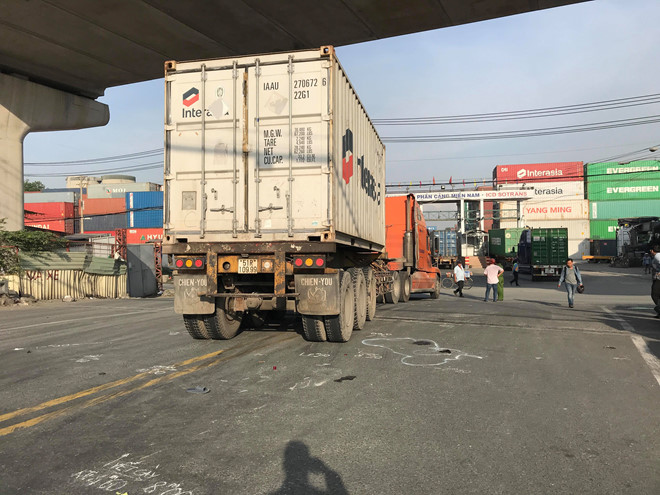 Người phụ nữ chết thảm dưới bánh xe container trên đường về quê nghỉ lễ