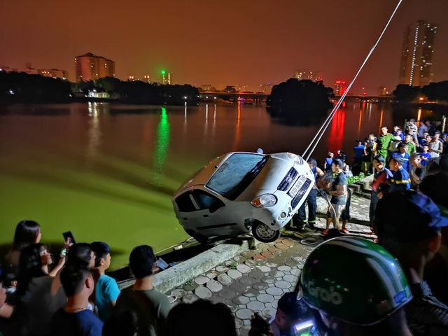 Ô tô mất lái lao xuống hồ Linh Đàm lúc nửa đêm, tài xế đạp cửa thoát thân
