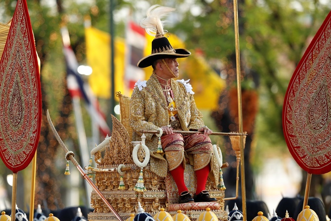 Lễ rước kiệu 16 người khiêng của tân vương Thái Lan