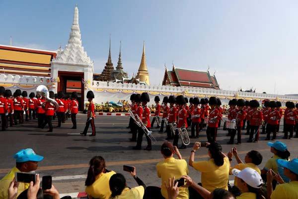 Lễ rước kiệu 16 người khiêng của tân vương Thái Lan