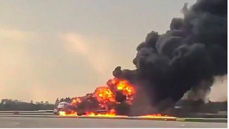 Máy bay chở khách Nga bốc cháy dữ dội khiến hơn 40 người thiệt mạng