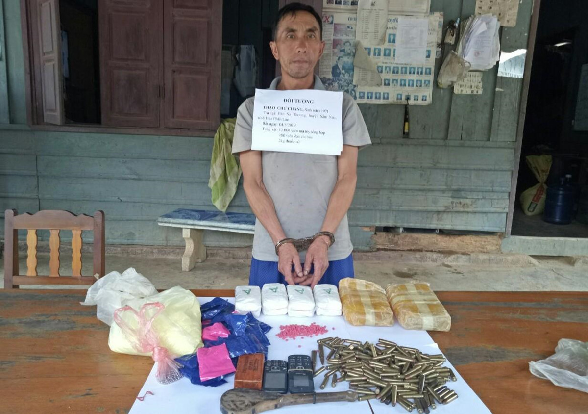 Bắt giữ đối tượng người Lào vận chuyển 12.000 viên ma túy, 180 viên đạn