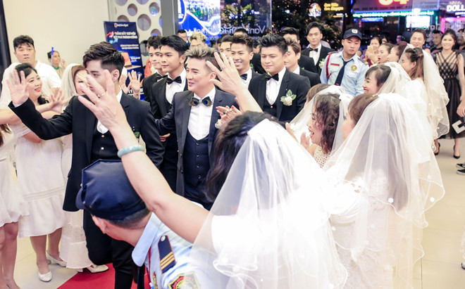 Đàm Vĩnh Hưng ngồi xe hoa tổ chức đám cưới ở khách sạn, Mỹ Tâm được chọn làm cô dâu?