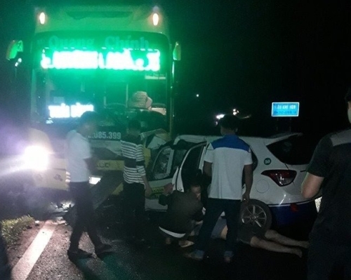 Quảng Ninh: Taxi đấu đầu xe khách, 3 người tử vong