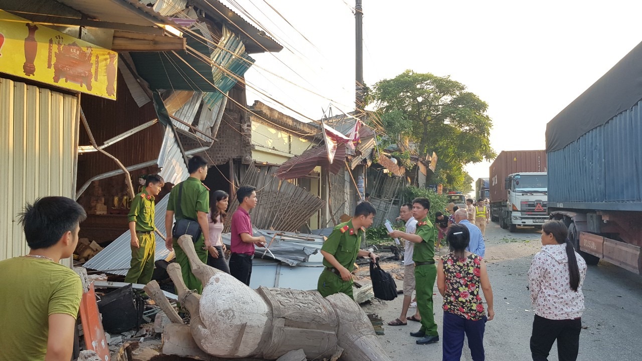 Tài xế container buồn ngủ, đâm đổ nhiều nhà dân