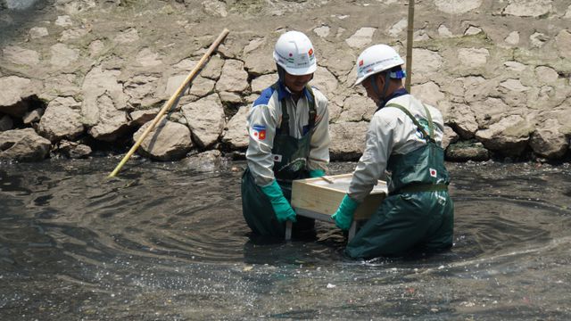 Hà Nội bắt đầu thí điểm làm sạch sông Tô Lịch bằng công nghệ Nhật Bản