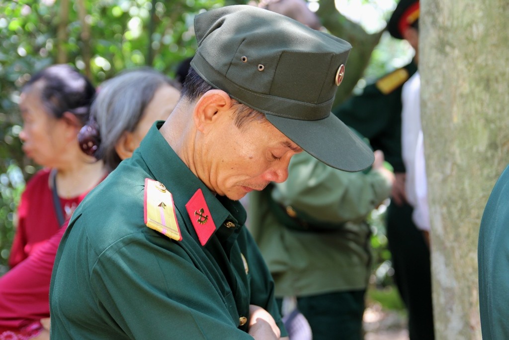Người dân khắp mọi miền về khu di tích Kim Liên tưởng nhớ ngày sinh nhật lần 129 của Chủ tịch Hồ Chí Minh