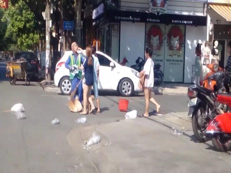 Vụ chị lao công bị đánh vì nhắc nhở xả rác: Gia đình chủ shop xin lỗi