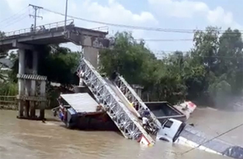Cầu BOT ở Đồng Tháp bị sập, xe tải rơi xuống kênh