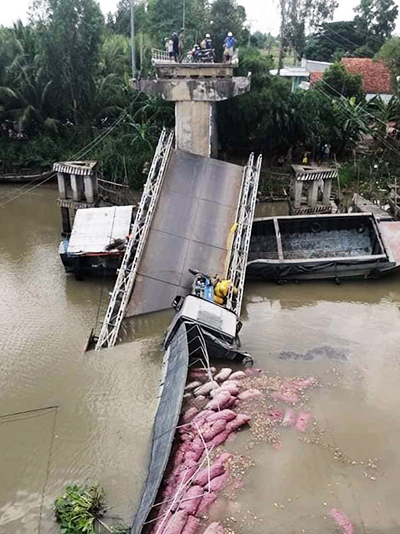 Cầu BOT ở Đồng Tháp bị sập, xe tải rơi xuống kênh