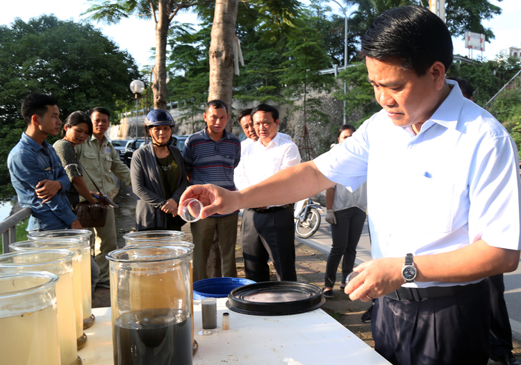 Chủ tịch Hà Nội kiểm tra việc thử nghiệm làm sạch sông Tô Lịch