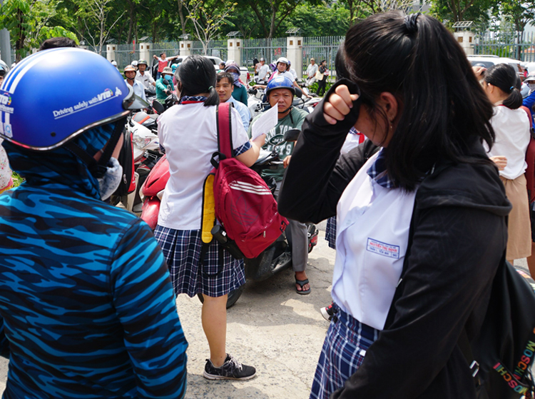 Nhiều thí sinh 'lắc đầu' với đề thi Toán lớp 10 ở Sài Gòn