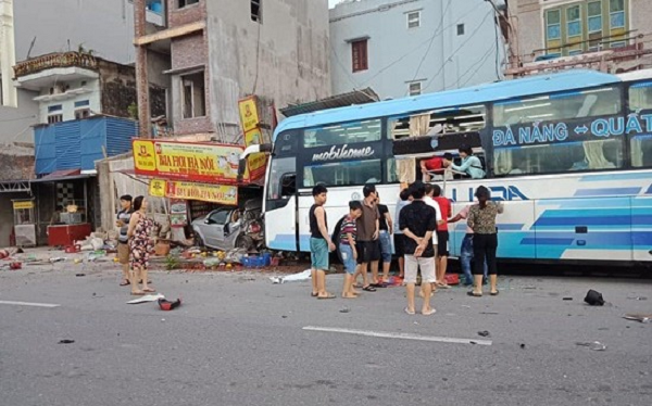 Nam Định: Xe khách húc đuôi ô tô con lao vào nhà dân, một người chết thảm