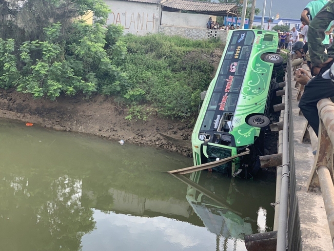 Thanh Hóa: Xe khách lao xuống sông, ít nhất 2 người tử vong