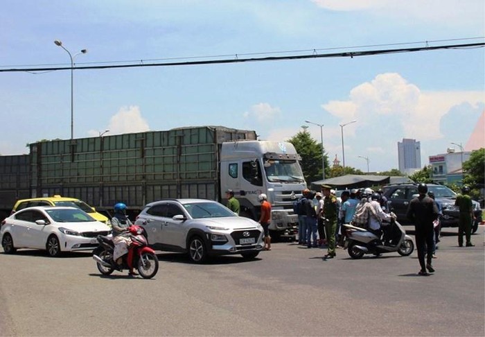 Đà Nẵng: Bị xe tải kéo lê 5m, cô gái tử vong tại chỗ