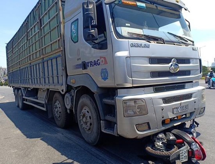 Đà Nẵng: Bị xe tải kéo lê 5m, cô gái tử vong tại chỗ