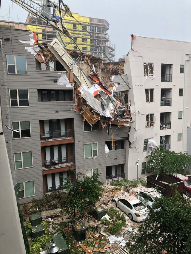 Cẩu tháp bị gió quật đổ xuống tòa chung cư ở Mỹ