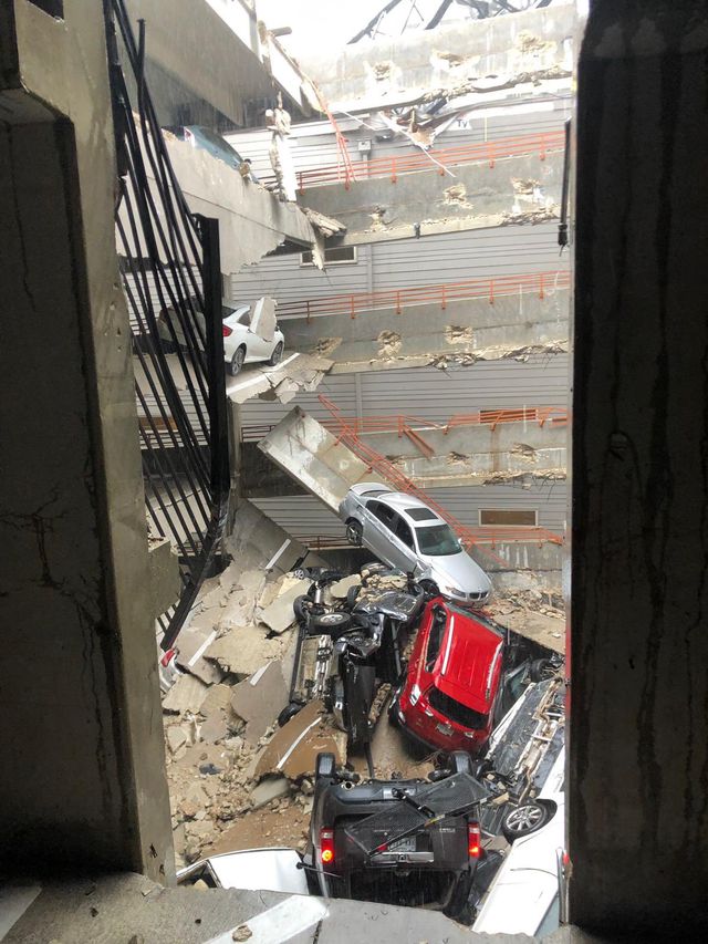 Cẩu tháp bị gió quật đổ xuống tòa chung cư ở Mỹ