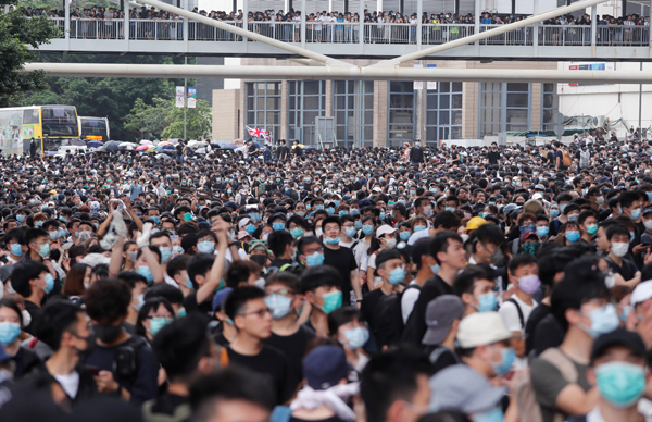 Biển người biểu tình gây sức ép, Hong Kong hoãn thảo luận dự luật dẫn độ