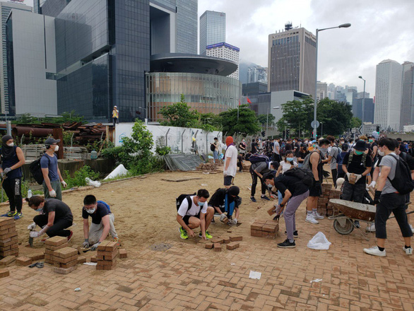 Biển người biểu tình gây sức ép, Hong Kong hoãn thảo luận dự luật dẫn độ