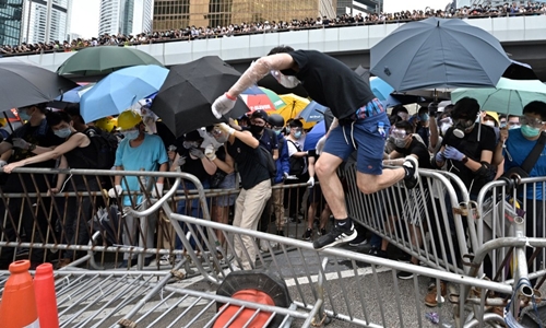 Cảnh sát Hong Kong bắn hơi cay, đạn cao su, khí ga giải tán biểu tình
