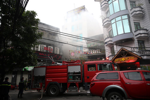 Hà Nội: Cháy Khách sạn A25, khách nước ngoài nhảy thoát thân từ tầng 2