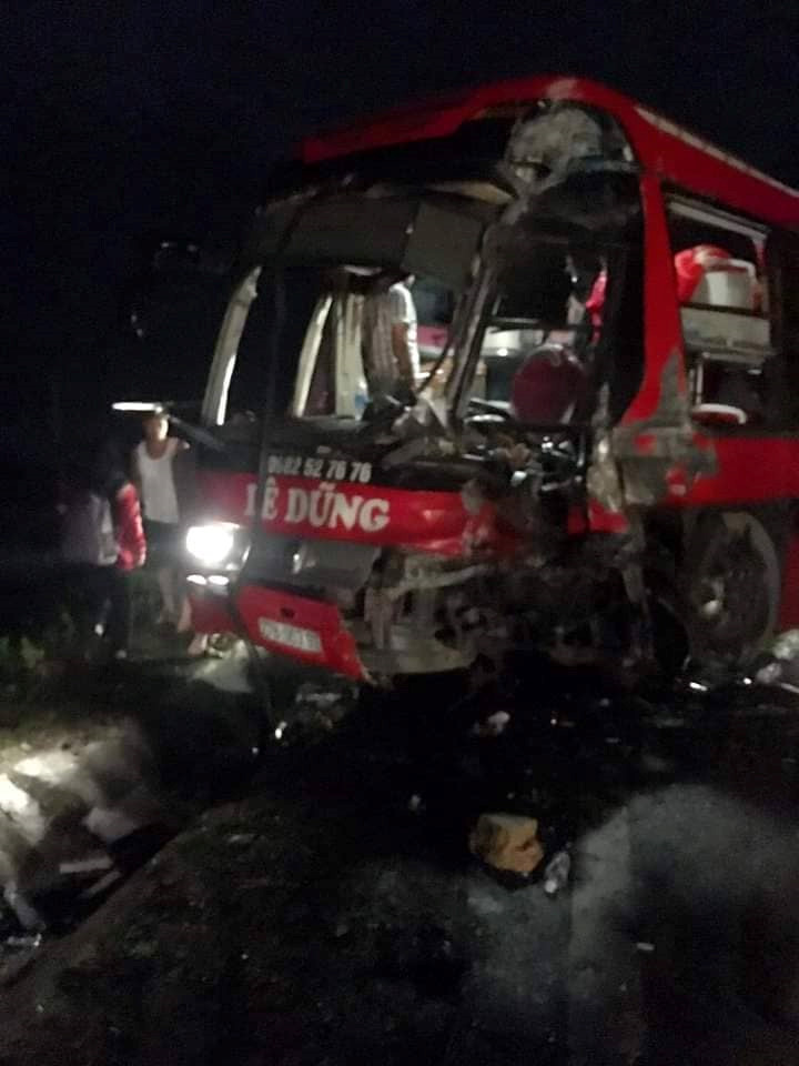 Thêm vụ tai nạn xe khách 'đấu đầu' xe đầu kéo tại Hòa Bình