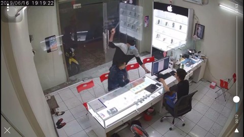 Truy bắt đối tượng dùng hung khí chém chủ cửa hàng điện thoại ở Sài Gòn