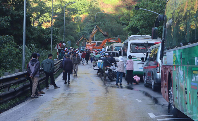 Lâm Đồng: Sạt lở sau mưa lớn ở đèo Bảo Lộc, giao thông ùn tắc hơn 20km